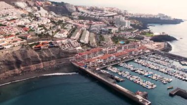 Los Gigantes 'in ve Tenerife Adası' ndaki turist beldesinin uçurumları. Volkanik kayalar, okyanus, köy ve yat limanındaki oteller. Kanarya adasının simgesi.
