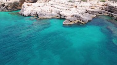 Hırvatistan kıyılarındaki turkuaz derin su ve beyaz kayalar. Rahatlama ve rahatlama konsepti