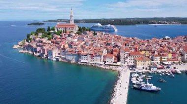Eski Rovinj kasabasının yaz günü hava aracı panoraması, denizdeki ünlü antik Hırvat kenti. Istria, Hırvatistan.