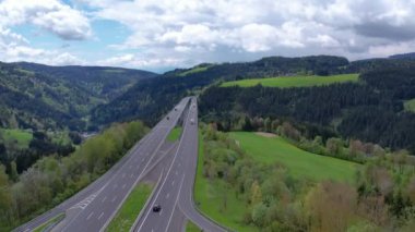 Otobanın 4k hava görüntüsü, hareket eden arabalar. Avusturya 'da yaz yolu. Nakliye kargo teslimatı. İzleme görüntüsü.