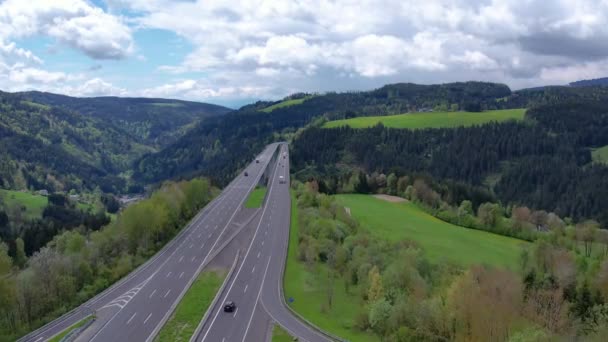 Luchtzicht Autobaan Rijdende Auto Platteland Zomerweg Oostenrijk Vrachtvervoer Traceerschot — Stockvideo