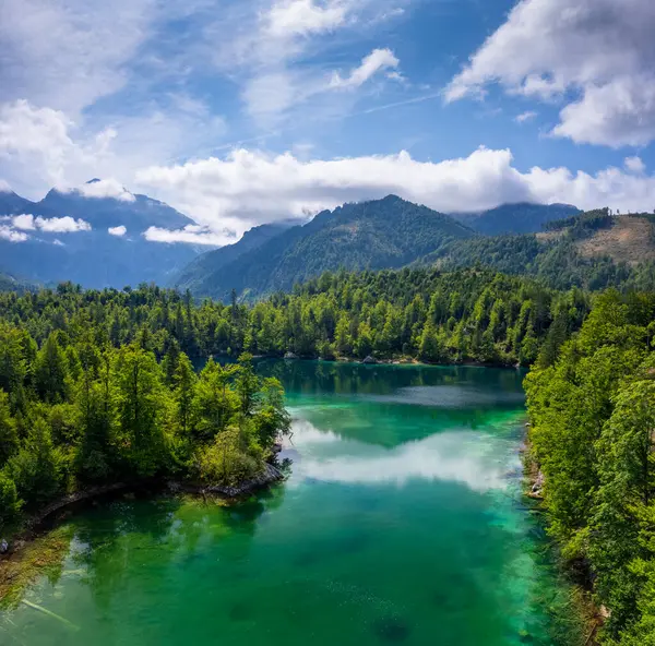 Gruner Dağı 'nın havası, Avusturya' nın Styria şehrinde açık bir sonbahar gününde yeşil göl.