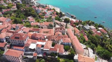 Herceg Novi 'nin merkezi ve denizi Boka Kotor Körfezi' ndeki bir sahil şehri. Karadağ 'ın tatil beldeleri