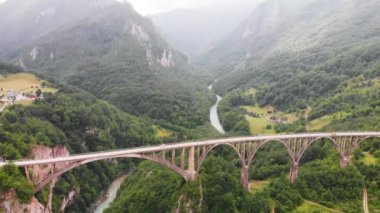 Karadağ 'daki Tara Nehri Kanyonu üzerindeki Curdjevica Köprüsü Havalimanı. Grerat turistik cazibesi ve eşsiz mimari yapı
