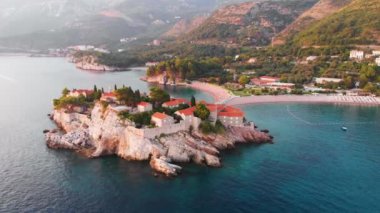 Karadağ 'ın küçük eski Sveti Stefan ve tatil beldesi Petrovac' ın insansız hava aracı videosu.