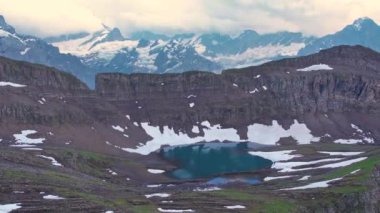 İsviçre Alp Dağları 'ndaki dağlık arazi gölü havası. Küçük mavi Haxeseewli gölü. Gün batımında karlı ve yüksek uçurumlu. Alpine Valley Grindelwald 'da. Jungfrau bölgesi, İsviçre.