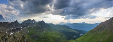 İsviçre Alp Dağları 'nın dağlık manzarası. Alpine Valley Grindelwald 'da. Jungfrau bölgesi, İsviçre.