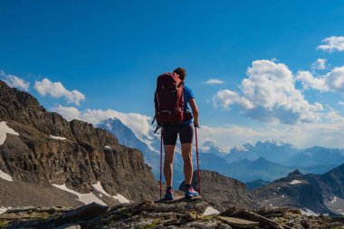 İsviçre Alplerinde yürüyüş yapan sportif bir kadın. Sağlıklı yaşam tarzı, spor, doğadaki güzellik. Grindelwald Vadisi, Swizz