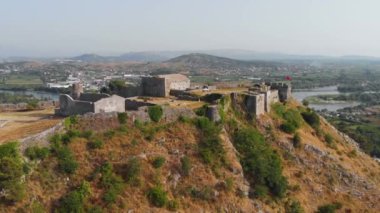 Shkoder 'deki Ortaçağ Rozafa Şatosu veya Shkoder Şatosu' nun hava panoramiği