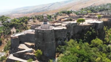 Arnavutluk 'taki Ortaçağ Cirokastra Şatosu ve kasabasının insansız hava aracı görüntüsü