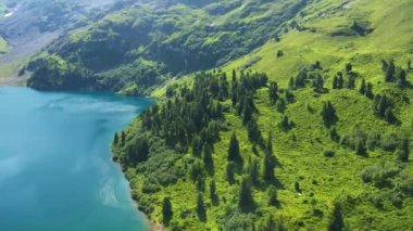 İsviçre 'deki turkuaz Engstlensee Gölü' nde hava güneşli. Seyahat hedefi ve popüler patika.