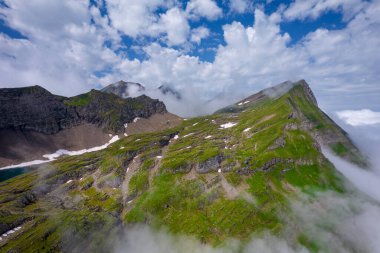 İsviçre Alp Dağları 'nın dağlık manzarası. Alpine Valley Grindelwald 'da. Jungfrau bölgesi, İsviçre.