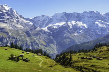 Turistik Vadi Lauterbrunnen 'deki geleneksel Alp köyü, İsviçre eğlencesi