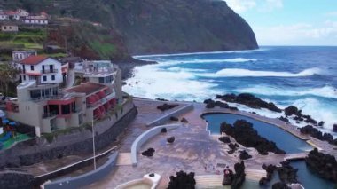 Porto Moniz Madeira 'nın hava görüntüsü. Doğal lav yüzme havuzları, okyanus, küçük kasaba