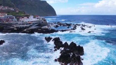 Porto Moniz Madeira 'nın hava görüntüsü. Doğal lav yüzme havuzları, okyanus, küçük kasaba