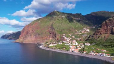 Madeira kırsalının havadan görünüşü. Muz tarlaları, köy, okyanus