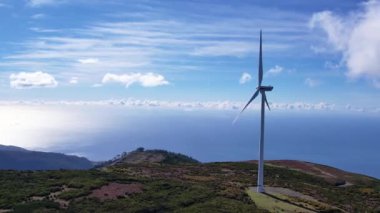 Havadan geniş rüzgar türbinleri sahada. Alternatif enerji kavramı. Madeira Adası