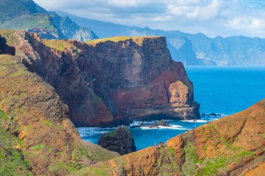Ponta de Sao Lourenco Madeira Portekiz. Yeşil manzara, uçurumlar ve Atlantik Okyanusu manzaralı bir dağ manzarası. Aktif gün yürüyüşü, seyahat geçmişi