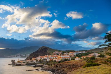 Geleneksel tatil köyü Ponta de Sao Lourenco yarımadasında gün batımı. Madeira Adası Portekiz.