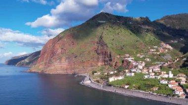 Madeira kırsalının havadan görünüşü. Muz tarlaları, köy, okyanus