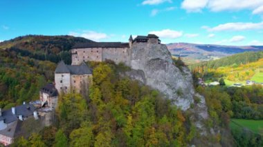 Orava Kalesi ya da Slovakya 'daki Oravsky Hrad. Orava Nehri 'nin yanındaki ortaçağ yüksek ve dik uçurumları. Sonbahar güneşli bir gün.