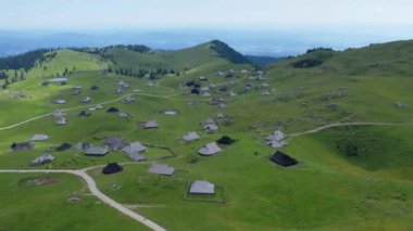 Slovenya 'nın geleneksel Alp köyü Velika Planina' nın hava manzarası. Dağlarda tarihi evleri olan Alpler 'in doğa manzarası