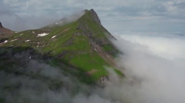 Gün batımında Grindelwald Vadisi 'ndeki İsviçre' deki dağların havası. Yüksek tepelerde dramatik bulutlar