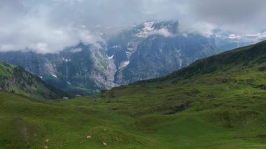 Sinema insansız hava aracı kar dağı üzerinde uçuyor ve İsviçre 'nin Bernese Alpleri' ndeki Grindelwald Vadisi 'nin yeşil çayırlarında uçuyor. Seyahat ve sağlıklı yaşam tarzı