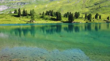 İsviçre 'deki turkuaz Engstlensee Gölü' nde hava güneşli. Seyahat hedefi ve popüler patika.