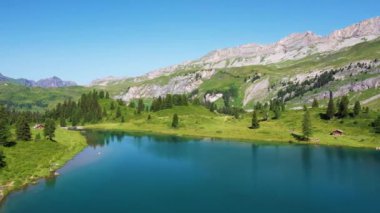 İsviçre 'deki turkuaz Engstlensee Gölü' nde hava güneşli. Seyahat hedefi ve popüler patika.