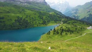 İsviçre 'deki turkuaz Engstlensee Gölü' nde hava güneşli. Seyahat hedefi ve popüler patika.