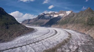 Büyük Aletsch Buzul Alpleri 'nin güneşli yaz gününde hava aracı görüntüsü. Popüler turizm merkezi