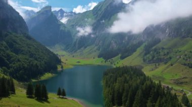 İsviçre Alplerindeki Seealpsee Gölü 'nün havası güneşli yaz günü