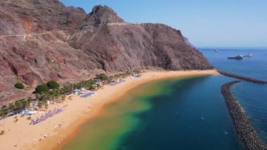 Teresitas sahilinin havadan görünüşü, altın kum plajı ve Atlantik Okyanusu. İspanya 'nın ünlü tatil beldesi Tenerife, Kanarya Adaları' na seyahat