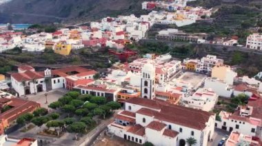 Renkli evleri olan Garachico şehir merkezinin sabah hava manzarası. Tenerife, Canary 'deki eski Garachico kasabası. Okyanus kıyısı ve lav havuzları. Popüler turizm merkezi, Kanarya İncisi