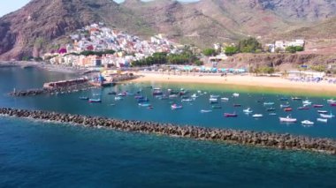 Teresitas sahilinin havadan görünüşü, altın kum plajı ve Atlantik Okyanusu. İspanya 'nın ünlü tatil beldesi Tenerife, Kanarya Adaları' na seyahat