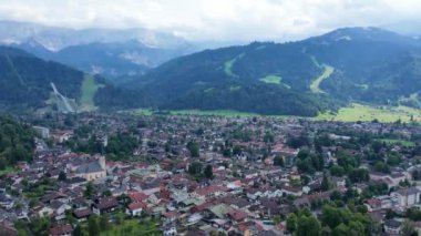 Alp Dağları 'ndaki Garmisch Partenkirchen Bavyera Köyü Havalimanı. Yaz zamanı, uzak ihtimal.