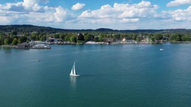 Starnberg 'deki yatın hava aracı görüntüsü Bavyera Gölü, Almanya. Sahili, kafesi ve ormanı olan dinlenme ve dinlenme alanı.