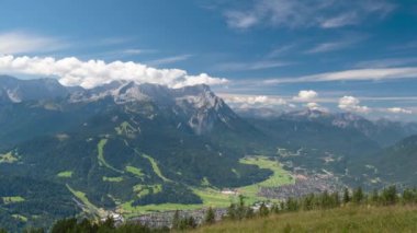 Alps dağlarındaki Garmisch Partenkirchen Bavyera köyünün zaman aşımı. Yaz zamanı, uzak ihtimal.