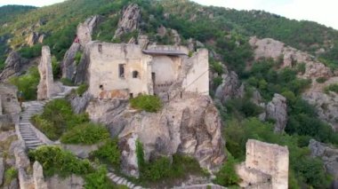 Wachau Vadisi 'ndeki Duernstein Kalesi' nin Hava Panoraması. Geleneksel şarap ve turizm bölgesi, Tuna gezileri.