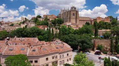 Toledo 'nun havadan görünüşü. San Juan de los Reyes Manastırı 'nın tarihi ortaçağ binası. İspanya. Avrupa