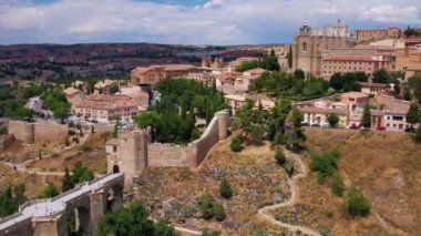 Toledo 'nun havadan görünüşü. San Juan de los Reyes ve San Martins Köprüsü 'nün tarihi ortaçağ binası. İspanya. Avrupa