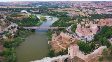 Toledo 'nun havadan görünüşü. Dar sokakları tepe, köprü ve nehir üzerinde olan tarihi ortaçağ binası. İspanya 'da turistik bir yer. Avrupa