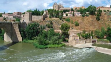 Toledo 'nun havadan görünüşü. Dar sokakları tepe, köprü ve nehir üzerinde olan tarihi ortaçağ binası. İspanya 'da turistik bir yer. Avrupa