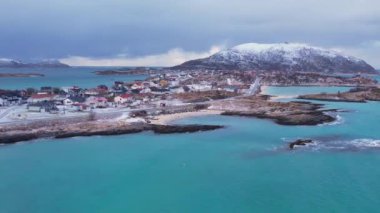 Norveç 'in Sommaroy adasında, kar kaplı dağ zeminli küçük geleneksel köy havası.