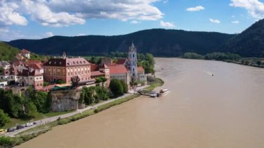Aşağı Avusturya 'daki Duernstein köyü yakınlarında Tuna Nehri ile Wachau Vadisi' nin Hava Panorama 'sı. Geleneksel şarap ve turizm bölgesi, Tuna gezileri.