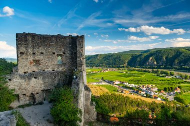 Tuna nehri ve üzüm bağlarıyla Spitz Vachau Avusturya 'daki Hinterhaus Kalesi