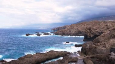 Tenerife adasındaki kayalıklara çarpan okyanus dalgalarının kuş bakışı görüntüsü. Kanarya beldesi
