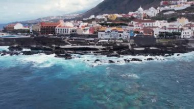 Renkli evleri olan Garachico şehir merkezinin sabah hava manzarası. Tenerife, Canary 'deki eski Garachico kasabası. Okyanus kıyısı ve lav havuzları. Popüler turizm merkezi, Kanarya İncisi