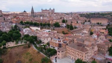 Toledo 'nun havadan görünüşü. Tepede dar sokakları olan tarihi ortaçağ binası. İspanya 'da turistik bir yer. Avrupa